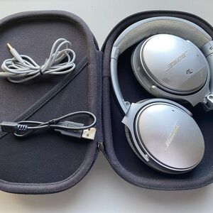 Bose QuietComfort 35 II Wireless Bluetooth Headphones Noise-Cancelling
